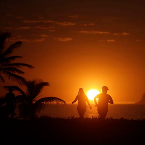 People exercise in Barra da Tijuca beach during the sunrise in Rio de Janeiro January 31, 2014. (Photo by Ricardo Moraes/Reuters)