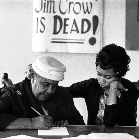 Teaching the illiterate to write so that they have the right to vote, a key component in the Black movement for integration. Virginia, 1960 (Photo by Eve Arnold/Magnum).