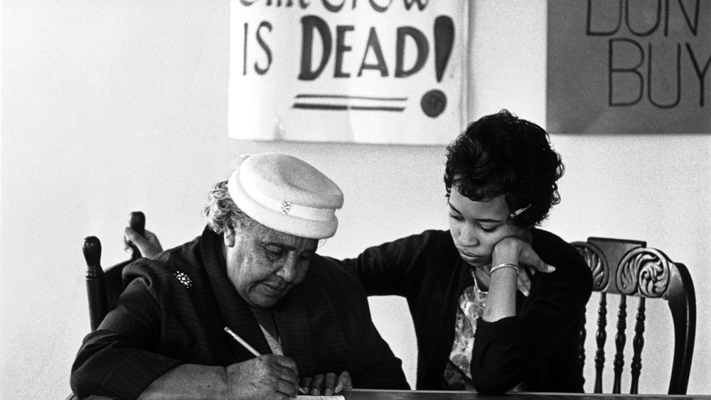 Teaching the illiterate to write so that they have the right to vote, a key component in the Black movement for integration. Virginia, 1960 (Photo by Eve Arnold/Magnum).
