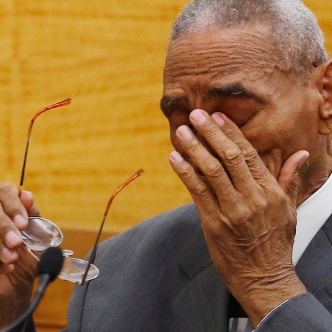 Paul Gatling wipes away tears as a Brooklyn Supreme Court judge exonerates him, May 2, 2016 in New York. (Photo by Mark Lennihan/AP)