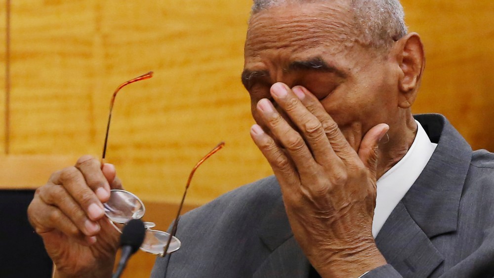 Paul Gatling wipes away tears as a Brooklyn Supreme Court judge exonerates him, May 2, 2016 in New York. (Photo by Mark Lennihan/AP)