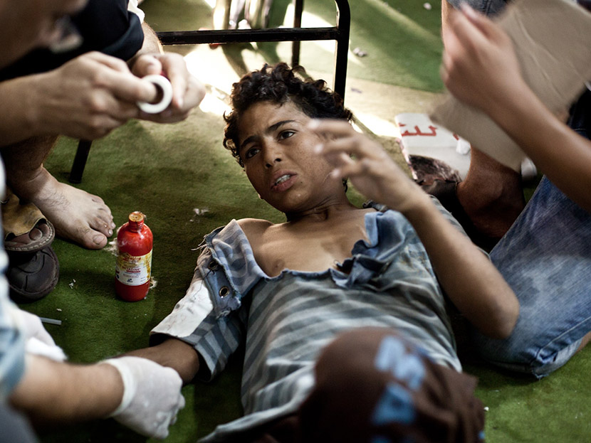 Image: A wounded boy is treated in Cairo,Egypt