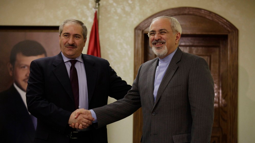 Jordanian Foreign Minister Nasser Judeh (L) shakes hands with his Iranian counterpart Mohammad Javad Zarif (R) during a press conference on January 14, 2014 in Amman.