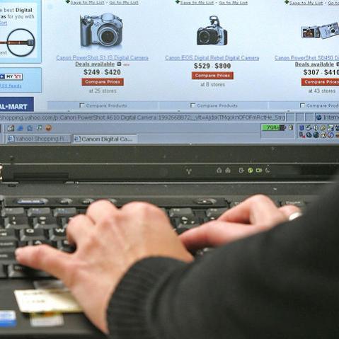 Laura Hanson, uses a Yahoo Shopping comparison site to buy a digital camera Thursday, Nov. 3, 2005 at her home in San Francisco. Hanson relies on the Internet to make her a smarter shopper even when she isn't planning to buy online. Before traveling to...