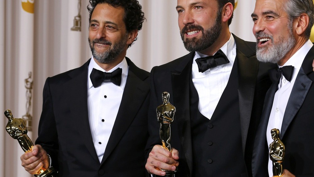 The producers of "Argo, the winner for best picture, Grant Heslov, Ben Afleck (C) and George Clooney (R), pose with their awards backstage at the 85th Academy Awards in Hollywood, California, February 24, 2013.    REUTERS/Mike Blake (UNITED STATES  -...