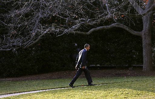 U.S. President Barack Obama walks back to the Oval Office of the White House in Washington December 18, 2012. REUTERS/Kevin Lamarque
