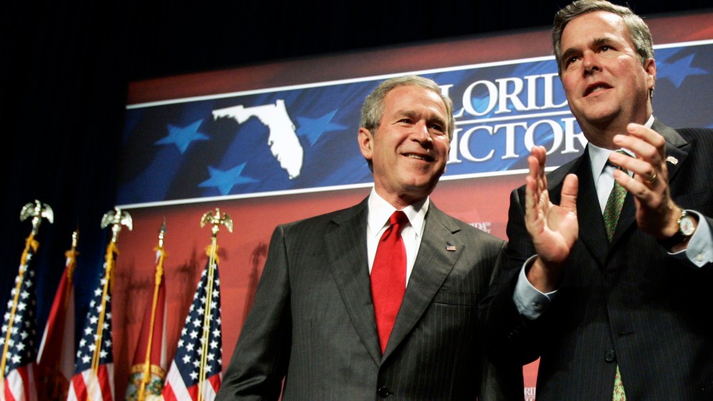 U.S. President George W. Bush (L) is introduced by his brother, Florida Governor Jeb Bush, at a fundraiser in Orlando, Fla., on Feb. 17, 2006. (Photo by Jason Reed/Reuters)