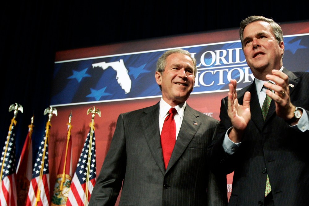 U.S. President George W. Bush (L) is introduced by his brother, Florida Governor Jeb Bush, at a fundraiser in Orlando, Fla., on Feb. 17, 2006. (Photo by Jason Reed/Reuters)