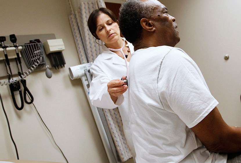Patient Thomas West (C) receives a check up from Dr. Lisa Vinci (L) at University of Chicago Medicine Primary Care Clinic in Chicago June 28, 2012. (Photo by Jim Young/Reuters)