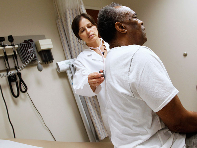 Patient Thomas West (C) receives a check up from Dr. Lisa Vinci (L) at University of Chicago Medicine Primary Care Clinic in Chicago June 28, 2012. (Photo by Jim Young/Reuters)