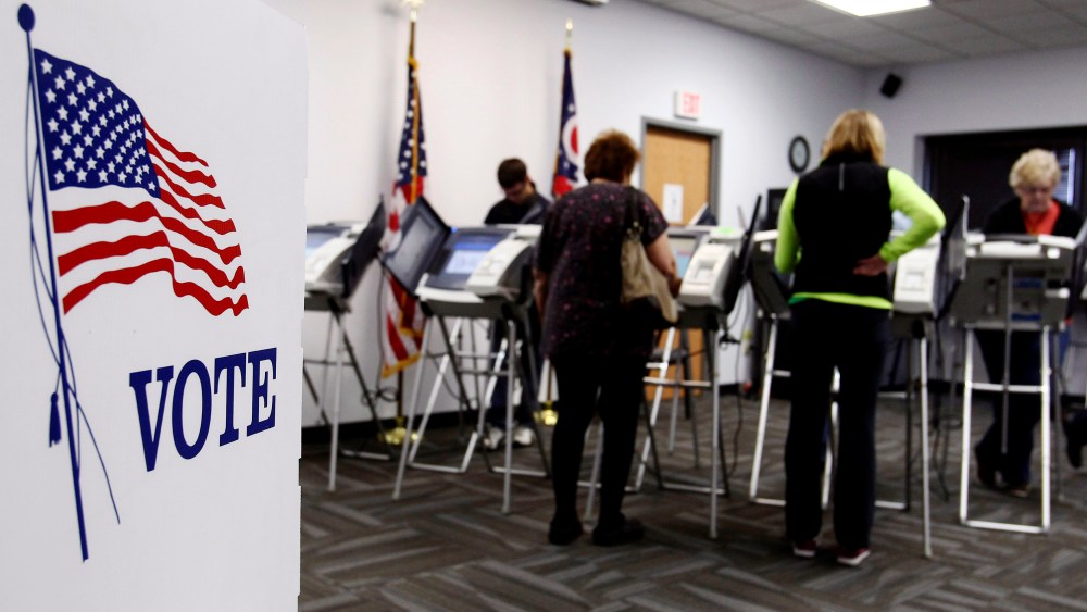 Ohio voters cast their votes at the polls for early voting in the 2012 US presidential election in Medina, Ohio, Oct. 26, 2012. (Photo by Aaron Josefczyk/Reuters)