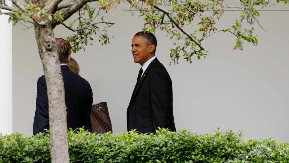 Obama talks with Carney as he walks up the White House colonnade heading into the West Wing returning to the White House in Washington