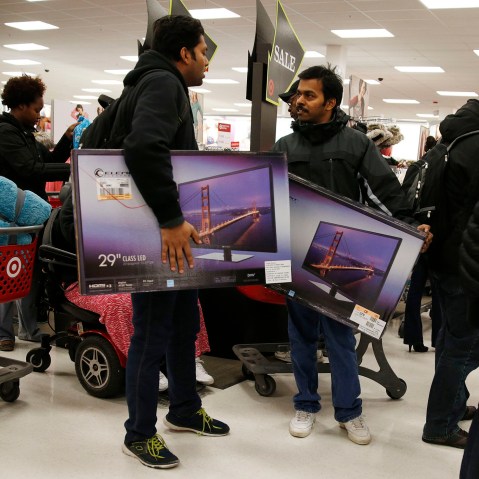 Thanksgiving Day shoppers carry televisions at a Target store in Chicago, Nov. 27, 2014. (Photo by Andrew Nelles /Reuters)