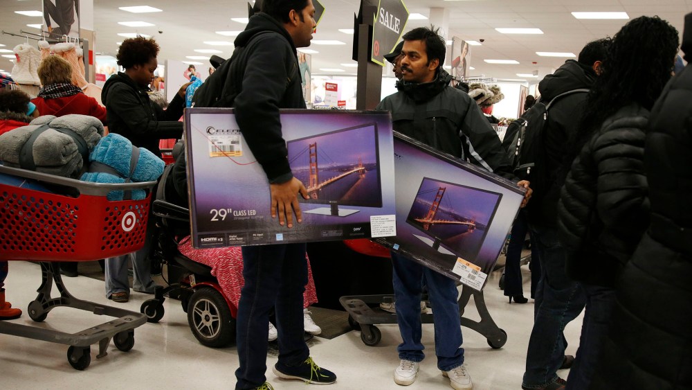 Thanksgiving Day shoppers carry televisions at a Target store in Chicago, Nov. 27, 2014. (Photo by Andrew Nelles /Reuters)