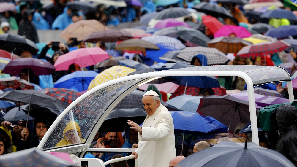 Pope Francis waves as he arrives to lead the weekly audience in Saint Peter's square at the Vatican March 25, 2015. (Photo by Stefano Rellandini/Reuters)