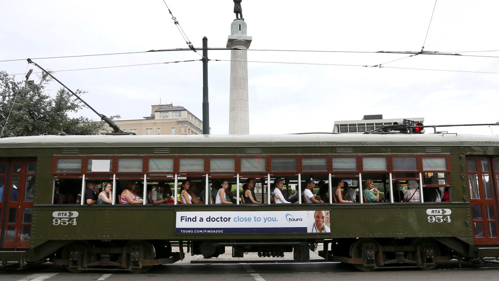 A streetcar passes by a monument to Confederate General Robert E. Lee that towers over a traffic circle in New Orleans, June 24, 2015. (Photo by Jonathan Bachman/Reuters)
