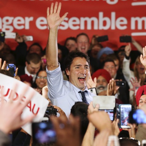 Liberal leader Justin Trudeau waves during a campaign rally in Calgary, Alberta, Oct. 18, 2015. (Photo by Chris Wattie/Reuters)