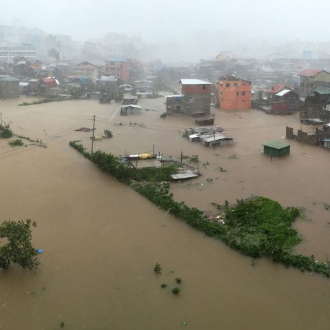 Houses, partially submerged in floods waters caused by heavy rains brought by Typhoon Koppu, are seen in City Camp Lagoon at Baguio city, north of Manila, Oct. 19, 2015. (Photo by Harley Palangchao/Reuters)