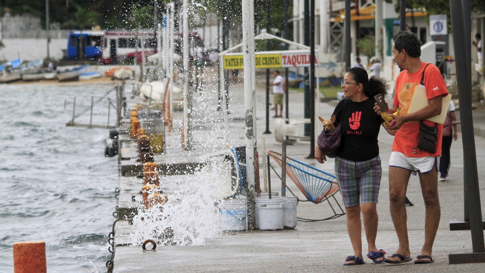 Waves hit the shore in Acapulco, Oct. 22, 2015. Hurricane Patricia strengthened to an "extremely dangerous" Category 4 on Thursday as it churned toward Mexico's Pacific coast, the U.S. National Hurricane Center said. (Photo by Claudio Vargas/Reuters)