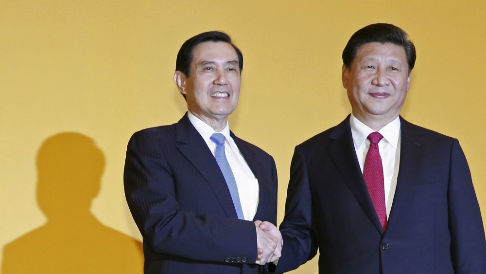 Chinese President Xi Jinping shakes hands with Taiwan's President Ma Ying-jeou during a summit in Singapore on Nov. 7, 2015. (Photo by Edgar Su/Reuters)