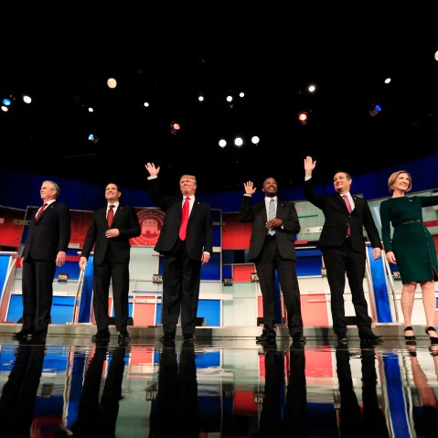 Republican U.S. presidential candidates pose during a photo opportunity before the debate held by Fox Business Network for the top 2016 U.S. Republican presidential candidates in Milwaukee, Wisconsin, Nov. 10, 2015. (Photo by Darren Hauck/Reuters)