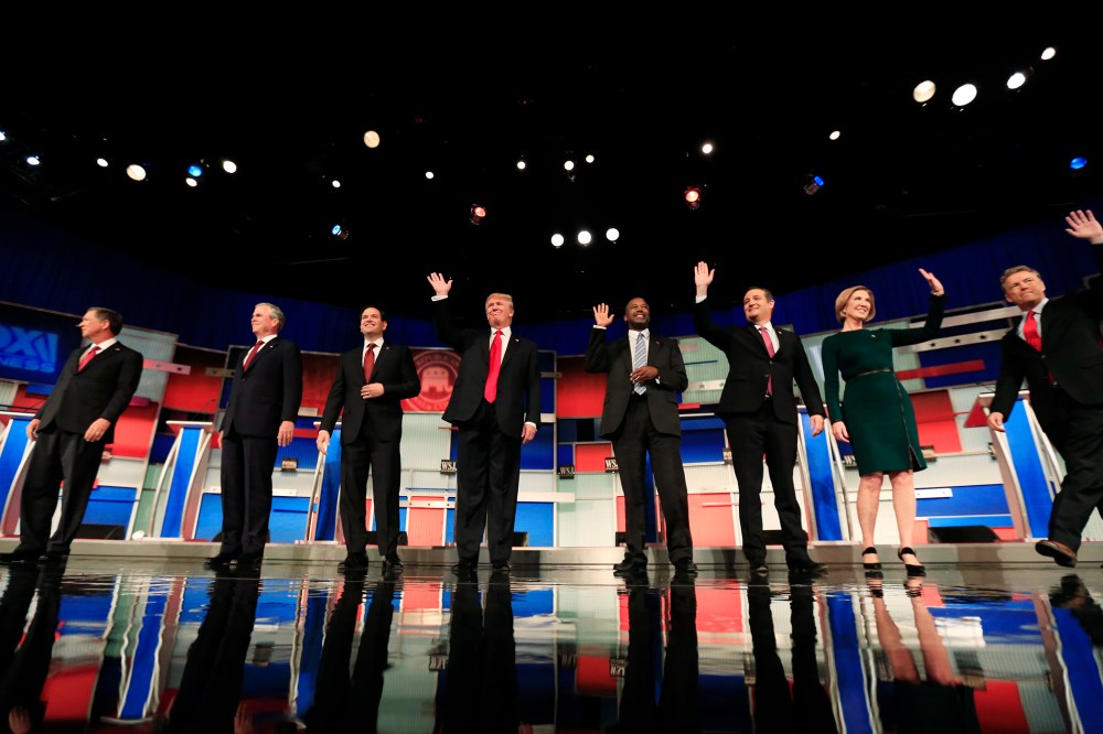 Republican U.S. presidential candidates pose during a photo opportunity before the debate held by Fox Business Network for the top 2016 U.S. Republican presidential candidates in Milwaukee, Wisconsin, Nov. 10, 2015. (Photo by Darren Hauck/Reuters)