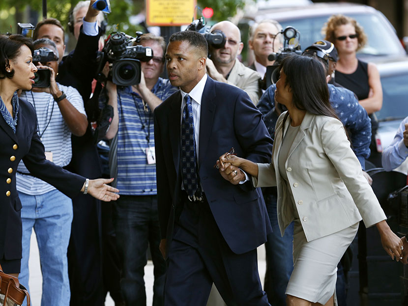 Jesse Jackson Jr. (C) and his wife Sandi (front) arrive in court for their sentencing hearing in Washington, August 14, 2013. (Photo by Kevin Lamarque/Reuters)