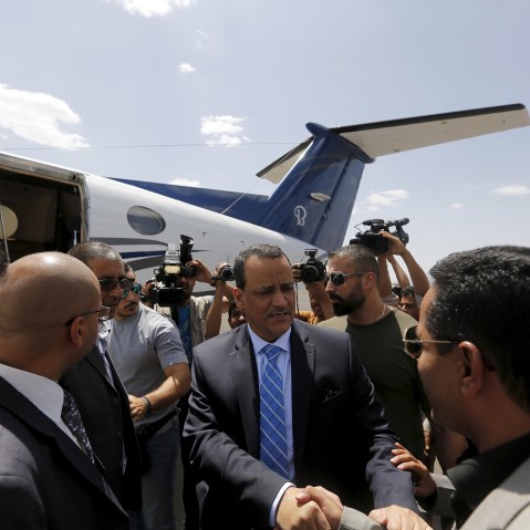 The United Nations envoy to Yemen Ismail Ould Cheikh Ahmed (C) shakes hands with Yemeni officials at Sanaa International Aiport upon his departure May 14, 2015. (Photo by Khaled Abdullah/Reuters)
