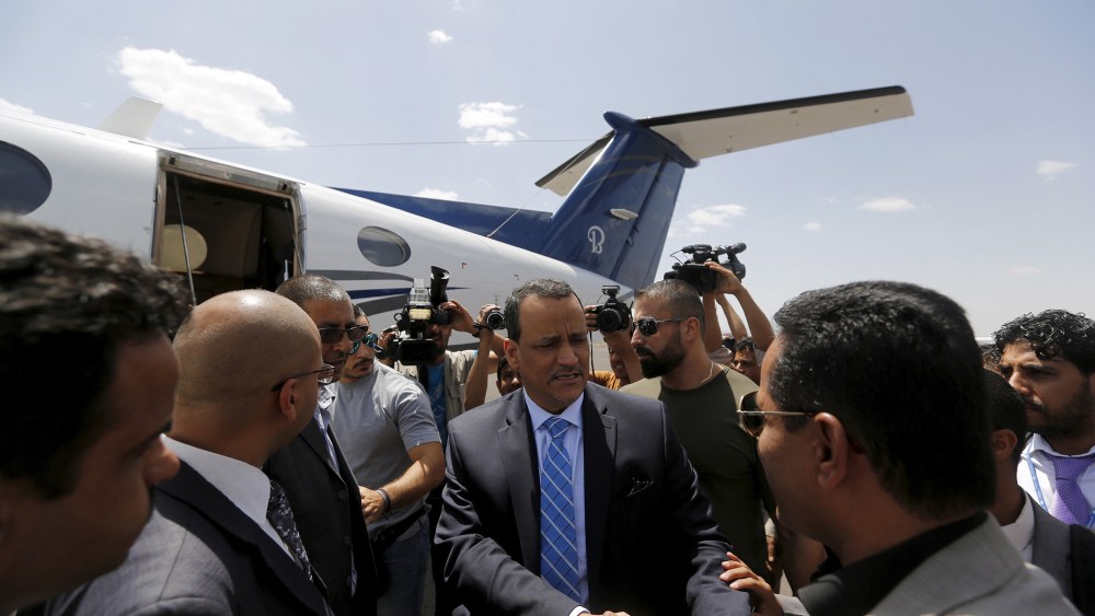 The United Nations envoy to Yemen Ismail Ould Cheikh Ahmed (C) shakes hands with Yemeni officials at Sanaa International Aiport upon his departure May 14, 2015. (Photo by Khaled Abdullah/Reuters)