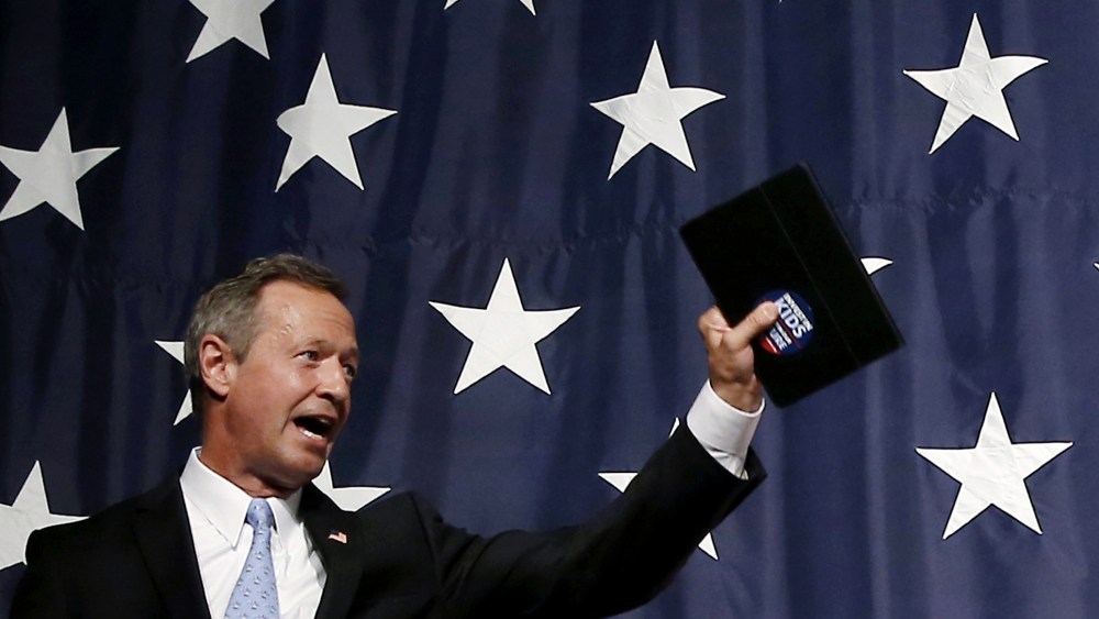 U.S. Democratic presidential candidate Martin O'Malley waves after speaking at the Iowa Democratic Wing Ding dinner in Clear Lake, Ia., Aug. 14, 2015. (Photo by Jim Young/Reuters)