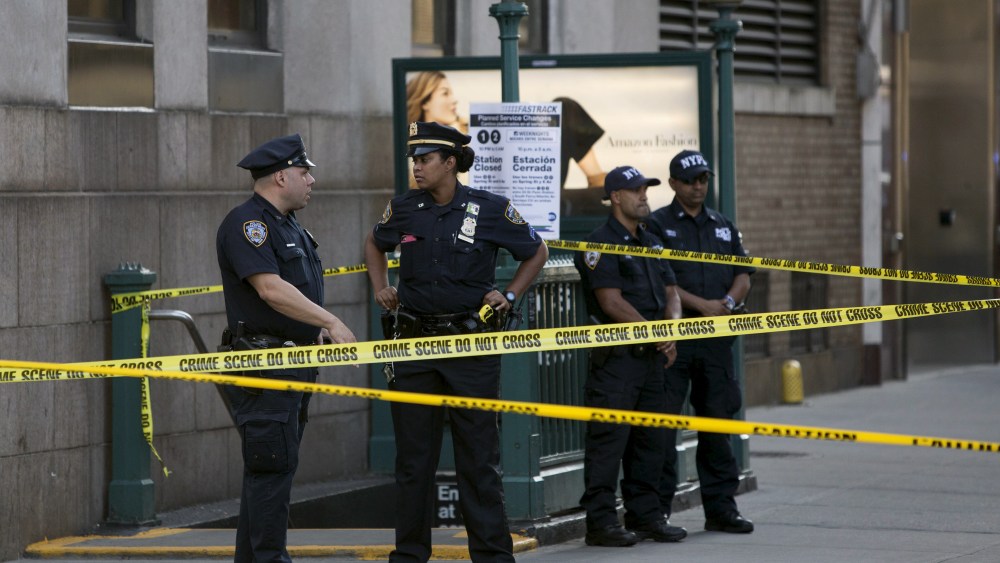Police investigate the scene of a shooting at a federal office building in Lower Manhattan, N.Y. on Aug. 21, 2015. (Photo by Andrew Kelly/Reuters)