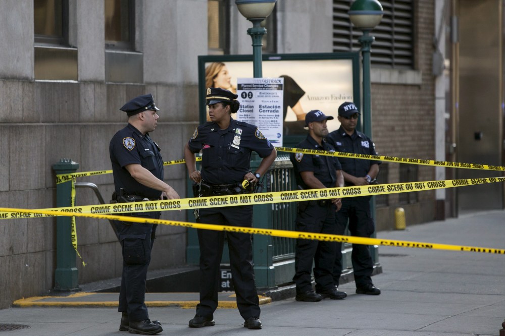 Police investigate the scene of a shooting at a federal office building in Lower Manhattan, N.Y. on Aug. 21, 2015. (Photo by Andrew Kelly/Reuters)