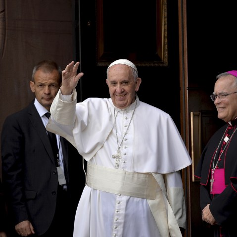 Pope Francis waves to the crowd as he arrives for mass at the Basilica of St. Peter and Paul, in Philadelphia, Penn., Sept.26, 2015. (Photo by Charles Mostoller/Reuters)