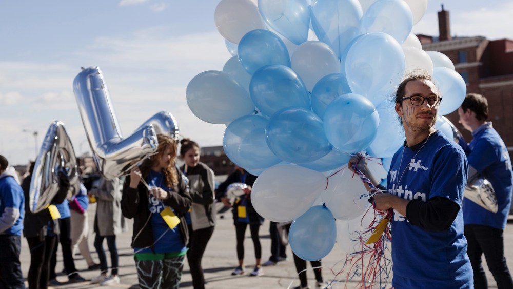 Staffers for U.S. Democratic presidential candidate Hillary Clinton prepare balloons before a rally that featured former President Bill Clinton and Katy Perry in Des Moines, Iowa, Oct. 24, 2015. (Photo by Brian Frank/Reuters)