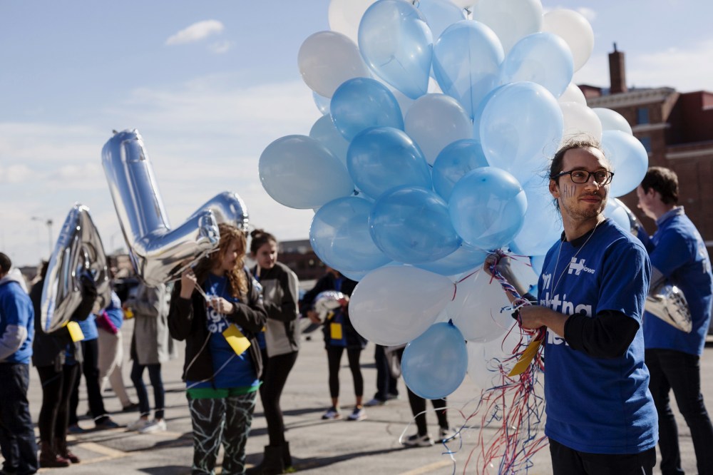 Staffers for U.S. Democratic presidential candidate Hillary Clinton prepare balloons before a rally that featured former President Bill Clinton and Katy Perry in Des Moines, Iowa, Oct. 24, 2015. (Photo by Brian Frank/Reuters)