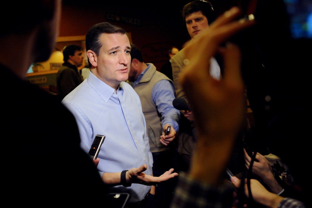 Republican presidential candidate Ted Cruz speaks with the media after a campaign stop in Newton, Iowa on Nov. 29, 2015. (Photo by Mark Kauzlarich/Reuters)