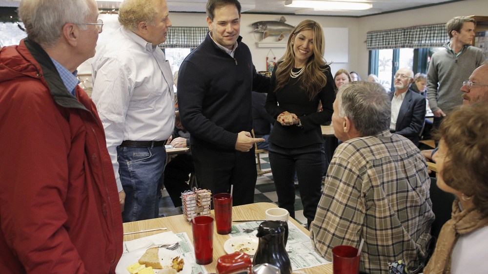 U.S. Republican presidential candidate and U.S. Senator Marco Rubio and his wife Jeanette greet diners at George's Diner in Meredith, N.H., Dec. 21, 2015. (Photo by Brian Snyder/Reuters)