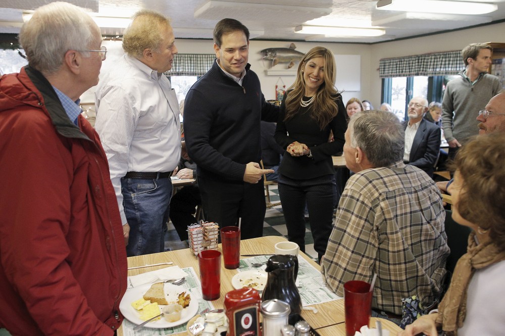 U.S. Republican presidential candidate and U.S. Senator Marco Rubio and his wife Jeanette greet diners at George's Diner in Meredith, N.H., Dec. 21, 2015. (Photo by Brian Snyder/Reuters)