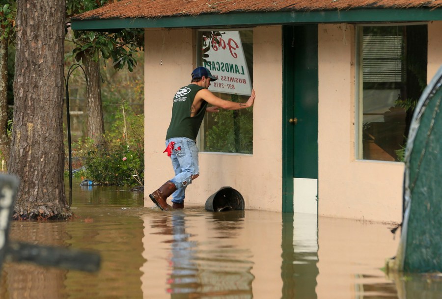 Neighbors prepare to check out the damage after floods waters entered their business in Elba, Ala., Dec. 26, 2015. (Photo by Marvin Gentry/Reuters)