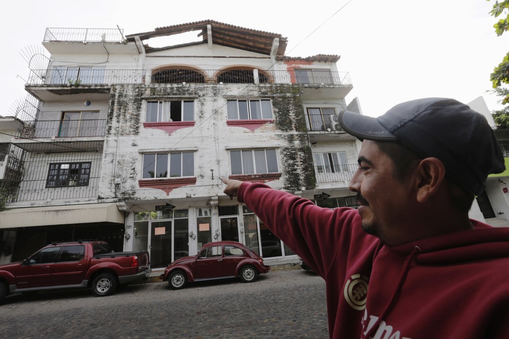 A resident points to where Ethan Couch, 18, and his mother, Tonya Couch stayed in the Pacific beach resort of Puerto Vallarta, Mexico, Dec. 30, 2015. (Photo by Henry Romero/Reuters)