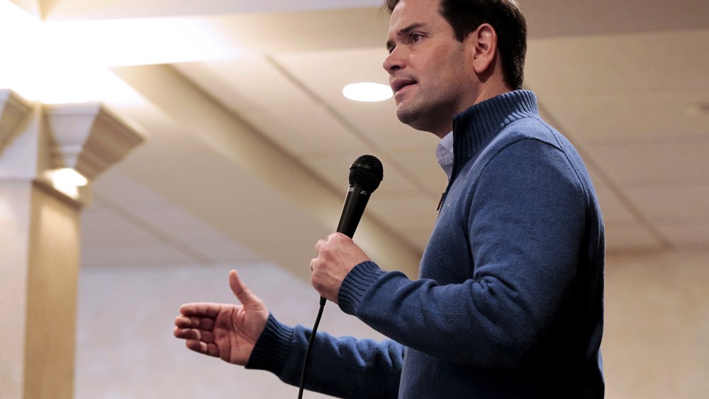 U.S. Republican presidential candidate Senator Marco Rubio speaks to supporters at a Miami Dolphins versus New England Patriots watch party in Atkinson, N.H., Jan. 3, 2016. (Photo by Katherine Taylor/Reuters)