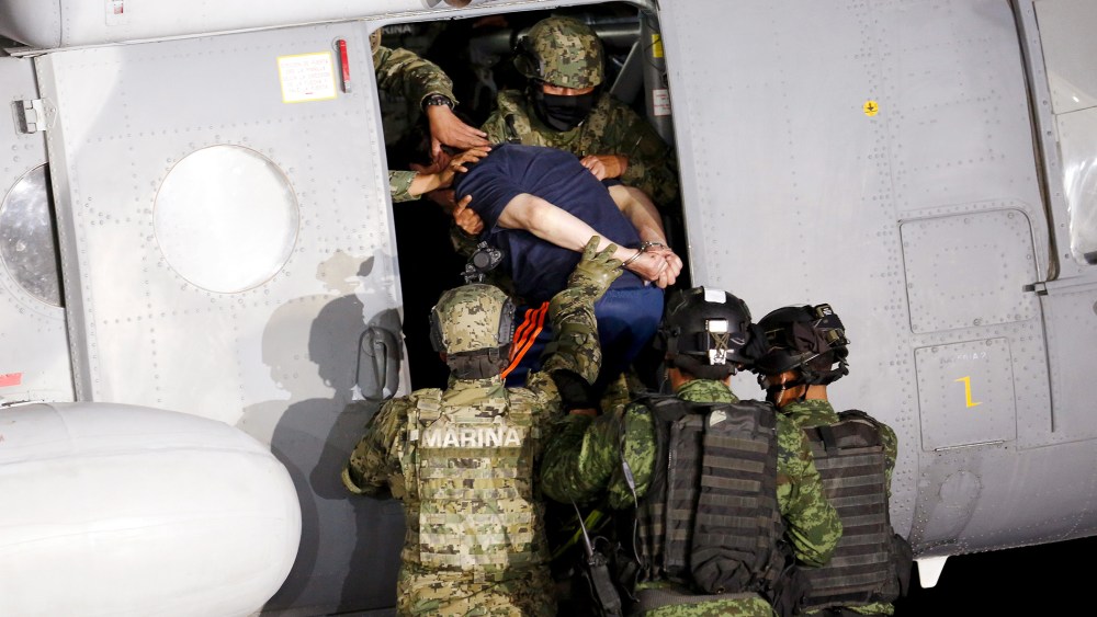Soldiers escort drug lord Joaquin "El Chapo" Guzman into a helicopter during a presentation to the media in Mexico City, Jan. 8, 2016. (Photo by Tomas Bravo/Reuters)