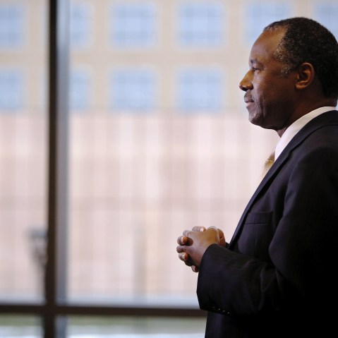 Republican presidential candidate Ben Carson talks to the press after speaking at a Meet and Greet at Nationwide Insurance in Des Moines, Iowa, Jan. 25, 2016. (Photo by Scott Morgan/Reuters)
