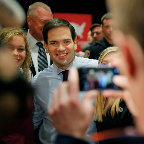 US Republican presidential candidate Marco Rubio poses with attendees at a campaign event at the University of Northern Iowa in Cedar Falls, Iowa on Jan. 31, 2016. (Photo by Aaron Bernstein/Reuters)