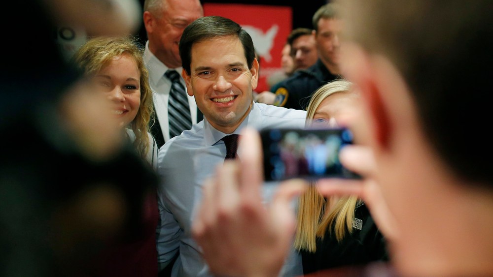 US Republican presidential candidate Marco Rubio poses with attendees at a campaign event at the University of Northern Iowa in Cedar Falls, Iowa on Jan. 31, 2016. (Photo by Aaron Bernstein/Reuters)