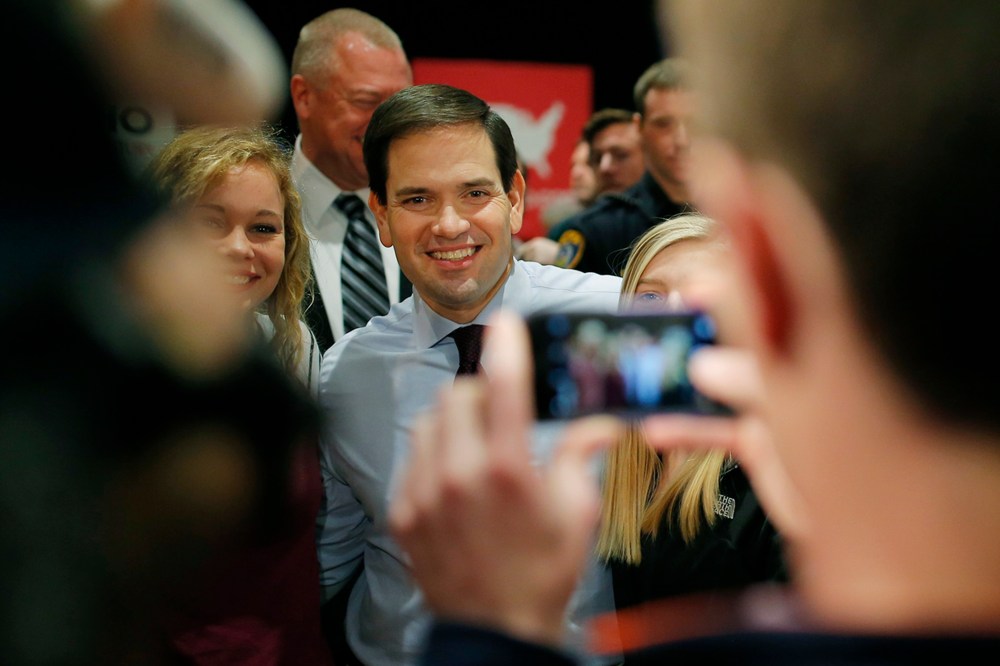 US Republican presidential candidate Marco Rubio poses with attendees at a campaign event at the University of Northern Iowa in Cedar Falls, Iowa on Jan. 31, 2016. (Photo by Aaron Bernstein/Reuters)