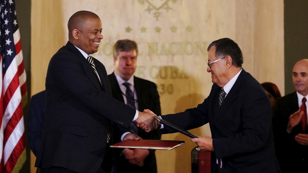 U.S. Secretary of Transportation, Anthony Foxx, shakes hands with Cuba's Transport Minister Adel Rodriguez after signing an arrangement, in Havana, Feb. 16, 2016. (Photo by Alexandre Meneghini/Reuters)