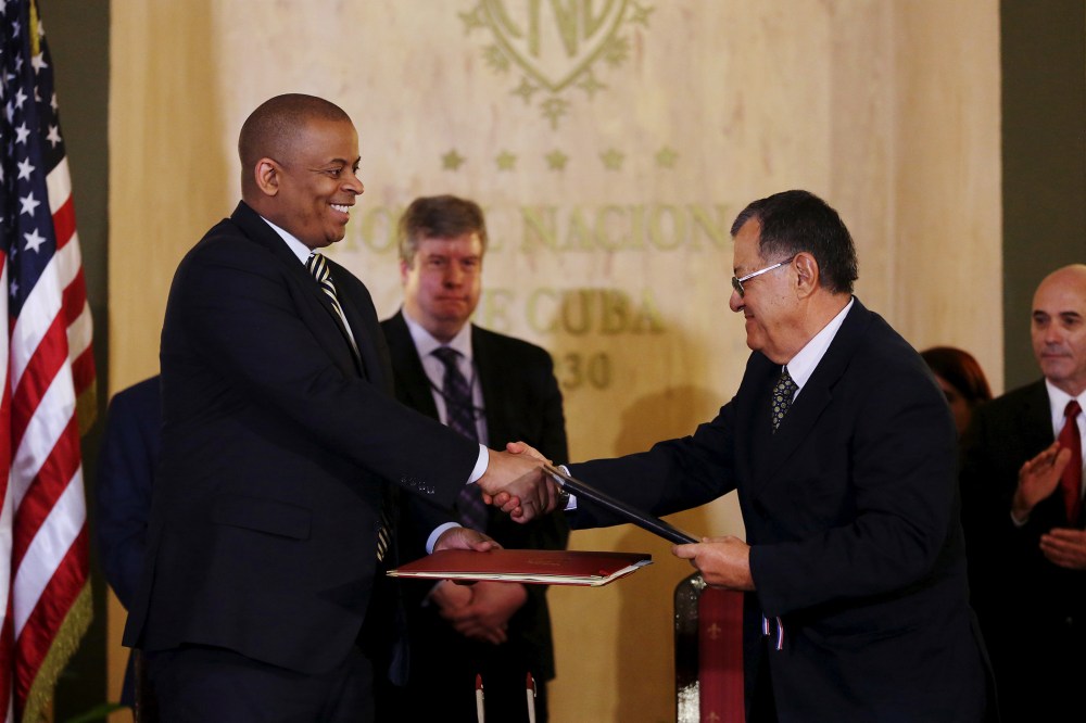 U.S. Secretary of Transportation, Anthony Foxx, shakes hands with Cuba's Transport Minister Adel Rodriguez after signing an arrangement, in Havana, Feb. 16, 2016. (Photo by Alexandre Meneghini/Reuters)