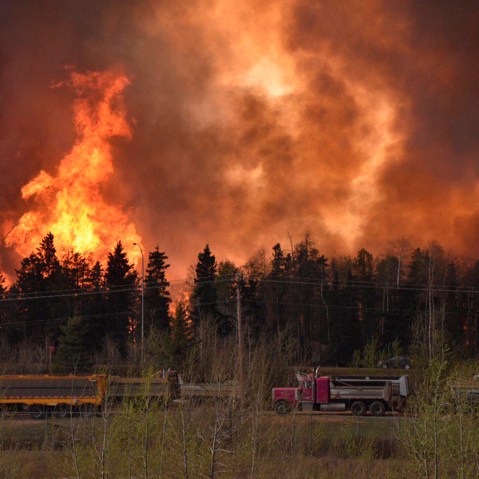 Wildfire is worsening along highway 63 Fort McMurray, Alberta, Canada on May 3, 2016. (Photo by Terry Reith/CBC News/Reuters)