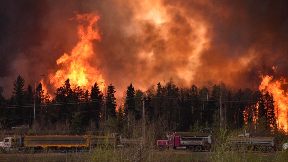 Wildfire is worsening along highway 63 Fort McMurray, Alberta, Canada on May 3, 2016. (Photo by Terry Reith/CBC News/Reuters)